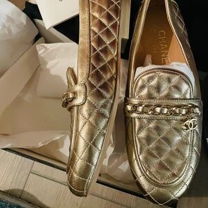 Rare CHANEL Gold 2022 Interlocking CC logo loafers NIB